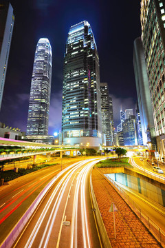 夜間在市中心的交通