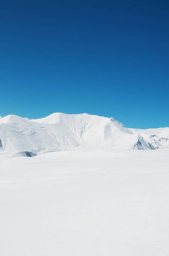 在冬天的雪下的高山