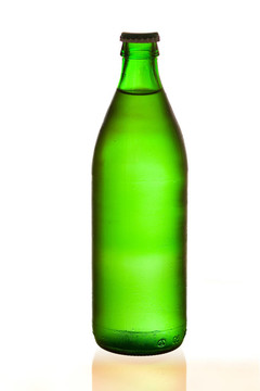 一瓶冷礦泉水