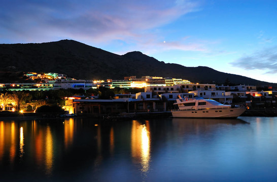 海灘照在豪華酒店在日落；克里特島；希臘