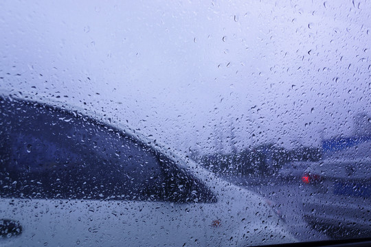 玻璃上的雨珠