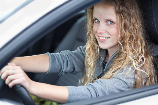 漂亮的年輕女人駕駛她的新車(chē)