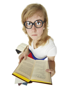 戴眼鏡的女孩讀的書