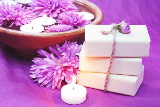 香皂；香碗；蠟燭；Flowers