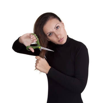 美麗的女人剪她的頭發(fā)