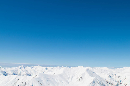 在冬天的雪下的高山