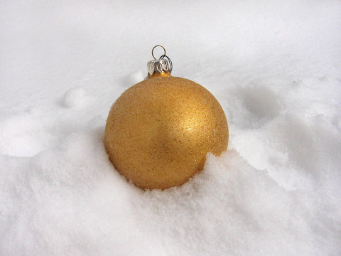 雪中的圣誕玩具