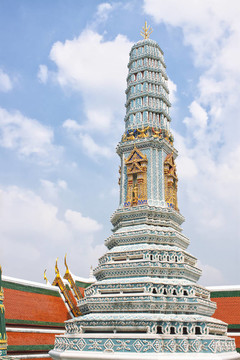 豐富多彩的塔在Wat Phra Kaeo宮殿