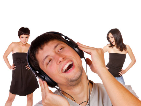男人正在聽音樂