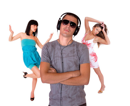 男人正在聽音樂