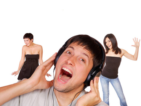 男人正在聽音樂