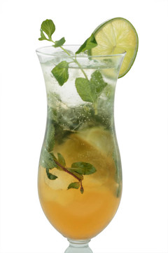冷的mojito雞尾酒孤立在白色背景的颶風杯