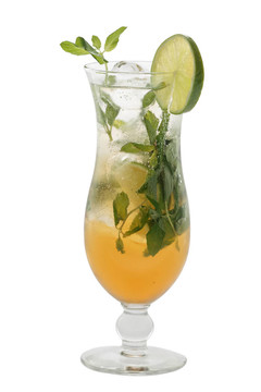冷的mojito雞尾酒孤立在白色背景的颶風(fēng)杯