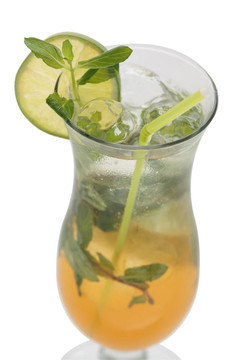 冷的mojito雞尾酒孤立在白色背景的颶風(fēng)杯