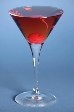 Rob Roy雞尾酒藍色背景在martini glass