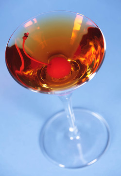 Rob Roy雞尾酒藍色背景在martini glass