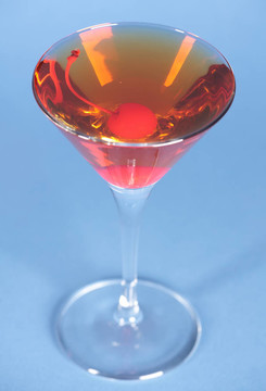 Rob Roy雞尾酒藍色背景在martini glass