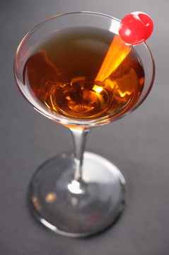 曼哈頓雞尾酒在灰色背景martini glass
