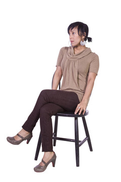 漂亮的女人在椅子上擺姿勢(shì)