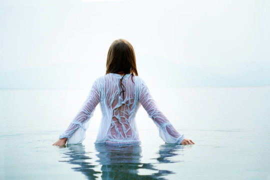 女性在水