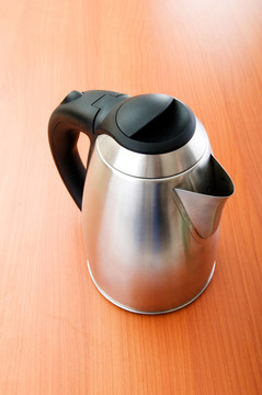 木桌上的閃亮茶壺