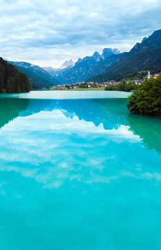 高山夏季湖泊景觀