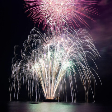 煙花爆竹；敬禮