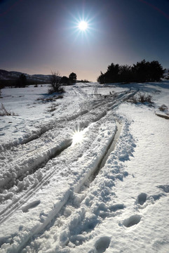 陽(yáng)光之星的冬天的雪之路。