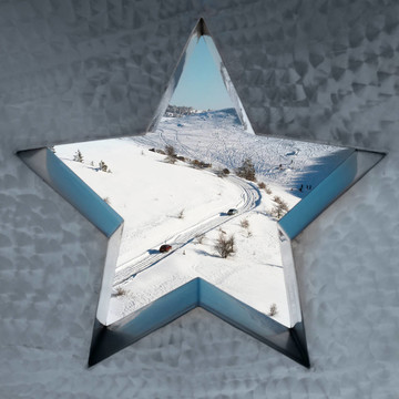 雪覆蓋山通過星星。