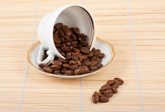 杯子和咖啡豆