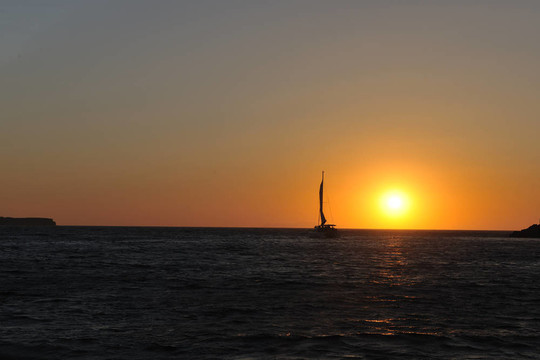 希臘浪漫日落在海上