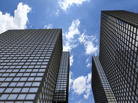 藍(lán)色天空背景下的辦公大樓