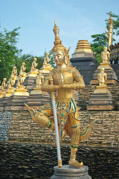 泰國寺廟圖片中的雕像角度