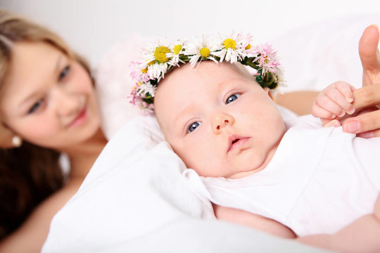 一个年轻的母亲和婴儿的肖像