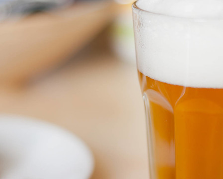 桌上的啤酒杯