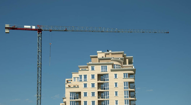 建筑起重機(jī)和一個(gè)新的建筑