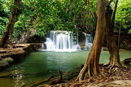 瀑布在Kanchanaburi??；泰國(guó)國(guó)家公園；