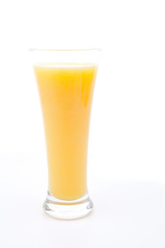 一杯滿是橙汁的玻璃杯