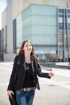 年輕女子與筆記本電腦包步行街