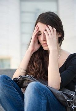 頭痛和問題-年輕女子戶外
