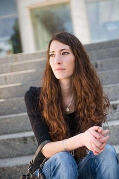 問題-年輕女性戶外肖像