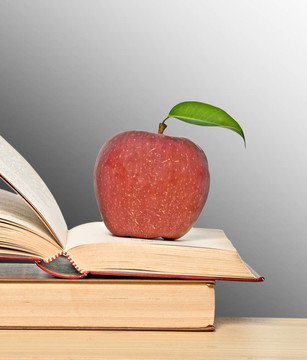 紅蘋果和書桌上的書