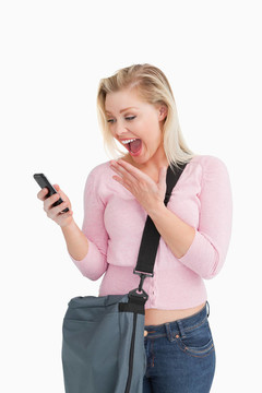 快樂的女人在讀課文時驚訝