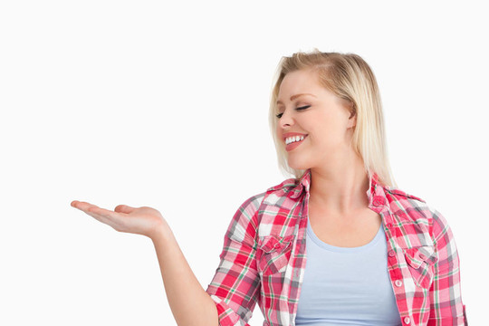 微笑的女人把她的手舉起來(lái)