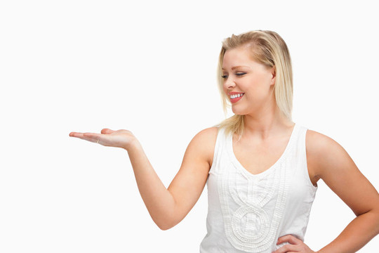微笑的女人把她的手掌心向上
