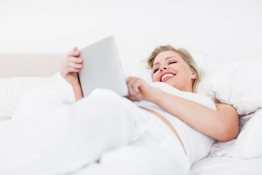 女人笑，同時(shí)使用電子書閱讀器