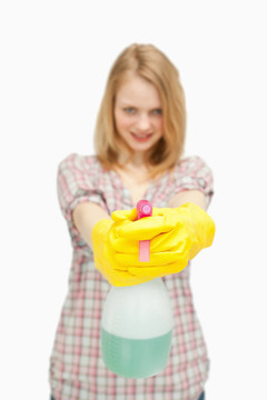 金發(fā)女人拿著噴霧瓶