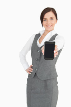漂亮的女商人展示她的智能手機(jī)屏幕