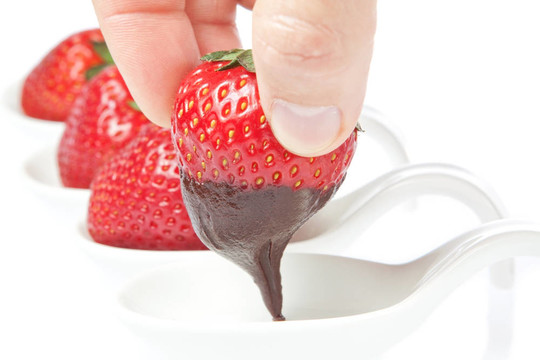 Strawberry液體巧克力。在白色背景上。