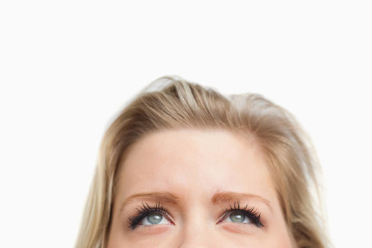 開(kāi)朗的金發(fā)女人抬頭